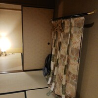花蝶 銀座本店 - 室内の飾り？ハンガーはありますがかけると倒れそう…
