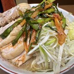 ラーメン二郎 - 小ぶた（1,120円）＋ネギ（150円）＋ニラキムチ（120円）＋味付け玉子（120円）、ニンニクコール