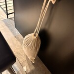 焼肉うちだ - カウンター席、足元に膝掛けが。