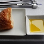 MAIN DINING by THE HOUSE OF PACIFIC - パンとオリーブオイル