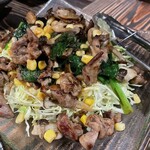 囲ろり肉すけ - きのこの温かサラダお肉めっちゃ乗ってる✨