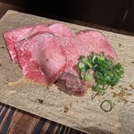 囲ろり肉すけ - 牛タンも負けてません！