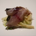 Regalo - 藁で燻した真鯖のカルパッチョ　プンタレッラと日向夏