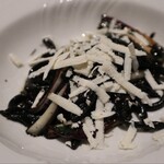 Regalo - 烏賊墨を練りこんだトロフィエ　ラデッキオとリコッタサラータ