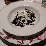Regalo - 烏賊墨を練りこんだトロフィエ　ラデッキオとリコッタサラータ