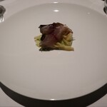 Regalo - 藁で燻した真鯖のカルパッチョ　プンタレッラと日向夏