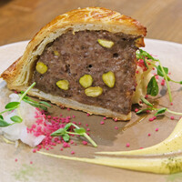 レ・ピコロ - ランチコース 1880円 の鹿肉とピスタチオのパイ包み焼き、マスタード