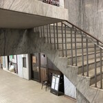 スペイン食堂 ラ・ファローラ - ビルの半地下です