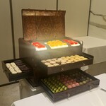 銀座 レカン - 宝石箱から出てくる食後のミニャルディーズ