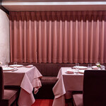 レストラン ペリニィヨン - クラシックとモダンさが折り合う雰囲気