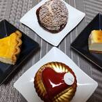 キル フェ ボン - 左キルフェボン、右キャトルウール (シュークリームとハートのケーキはキャトルウール)