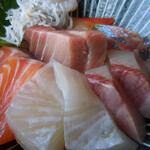 Luv.Fish? - 海鮮丼　上；逆サイドからアップ