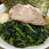 湘南乃家 - フル装備 1,550円。チャーシュー4枚、ほうれん草と海苔たっぷり、味玉丸ごと1個！