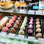 カズノリ イケダ アンディヴィデュエル - 定番のケーキ達。ピンクレディー、モンブラン、祇園、ポリニャッック、エリソン。名前を覚えてしまいましたよ(笑)