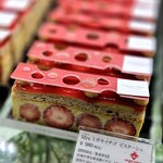 カズノリ イケダ アンディヴィデュエル - ショーケースに並ぶ姿