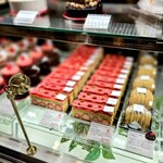 カズノリ イケダ アンディヴィデュエル - 華やかな色