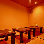Naniwa No Yakitoriya To-San - 半個室の掘りごたつ座敷。４席のテーブルが２卓。