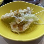 はま寿司 - マグロ天　甘辛ソースがけ　※味は悪くないけど刺身用の切り身を揚げてるから身が薄く小さいから微妙な感じ。。。