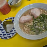 味心 - 塩とんこつラーメン　700円　　おにぎり１個　120円