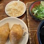 みの屋うどん - いなりとサービスの天かすが