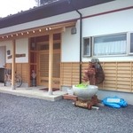 カネハチ橋本かまぼこ店 - 料理写真:新しいお店です。お店らしくはないけど渋い造りですね！
