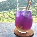 上籾棚田テラス 籾庵 - 青空ソーダ¥400内　美しい。楽しい。うまい。元は名前通り青紫色。バタフライピーのソーダに柚ジャムを入れると画像のような朝焼け夕焼け色になる。