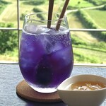 上籾棚田テラス 籾庵 - 青空ソーダ¥400内　美しい。楽しい。うまい。柚ジャム投入前。バタフライピーのソーダに柚ジャムを入れると赤紫朝焼け夕焼け色になる。