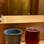 鮨 つぼみ - 烏龍茶（氷なし）と熱々の緑茶