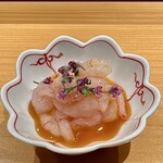 鮨 つぼみ - 甘海老、黄身醤油がけ、花穂紫蘇