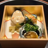 菊乃井 本店 - ◯ 八寸
                    ・手網寿司、葉山葵、菜種辛子和え、鮑、黒豆、のし梅、子持ち昆布、梅豆腐、蕗のとう味噌漬け