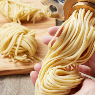⾃家製で製麺したもちもちの⽣パスタを使⽤。
