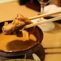 月亭 町田店 - ゴマダレにつけて食べる
