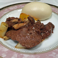 銀座アスター 新宿賓館  - 牛肉とまこもだけとクレソンの炒め物、マントウ添え