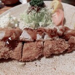 とんかつ かつせい - 卓上のソースは酸味強め。