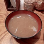 とんかつ かつせい - なめこと豆腐とネギのみそ汁。