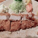 とんかつ かつせい - 赤身は締まった肉質でとにかく旨味が濃厚です。