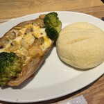 Bread&Coffee IKEDAYAMA - 左:魚介ビスク/右:メロンパン