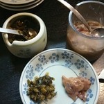 天ぷら亭 - サービスの辛子高菜とイカの塩辛