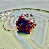 広東料理 センス - ⑥羅定式 骨付きスペアリブの香港産八珍ブラック  
                        ビーン煮込み ココナッツの香りのタロ芋