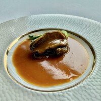 広東料理 センス - ⑤活蝦夷鮑の大和肉鶏白湯
                        オイスターソース煮込み