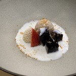 TOKYO CHINOIS 神子 - ウーロン茶のアイス、プーアル茶のわらび餅、いちごココナッツミルクかけ、そのパウダー