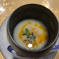 トーキョー シノワ 神子 - カリフラワーを乳酸発酵させたもので酸辣湯