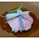 NARISAWA - 花悠子豚（かしゅうこぶた）の火入れは絶妙で柔らかい。
      玉ねぎベースの甘いソースと頂くとより美味しい.