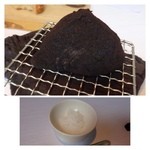 NARISAWA - 表面には炭状のものが付けてありますが苦みなどは全くありません。 
      お肉自体も美味しいですね。 
      口直しにとだされた「日本酒のソルベ」は日本酒そのままの風味ですのでお酒に弱い方は避けた方がいいかも。 
      