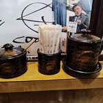 ひつまぶし 花岡 - 左　山椒、右　追いタレ