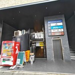 ひつまぶし 花岡 - 通り過ぎないように。この建物と自販機が目印