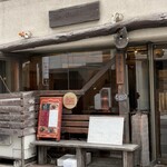 海で魚を食べる鳥 - 店舗入り口