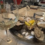 THETA　MU - 左は牡蠣用に作られた日本酒　山和