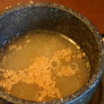 Hakata Ramen Kiwamen Umaka - 石焼に入ったつけ麺スープ　ぐつぐつ沸騰しています