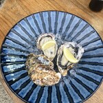 宮島うまいもの館 - 活きかき食べ比べ